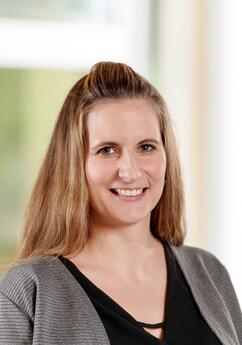 Melanie Gil, Personaldienst